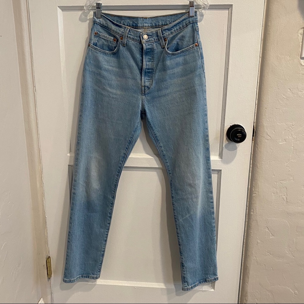 Light wash Levi 501s - Picture 2 of 6